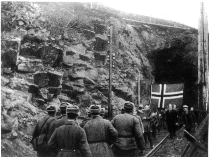 On 25 October 1944, 3 500 people who had hidden in mining tunnels at Bjørnevatn came out to greet their Red Army liberators. Photo: NTB scanpix – Archive